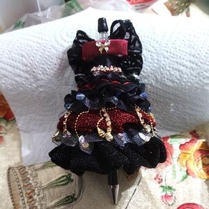 Elegant Black and Red Dress Pen